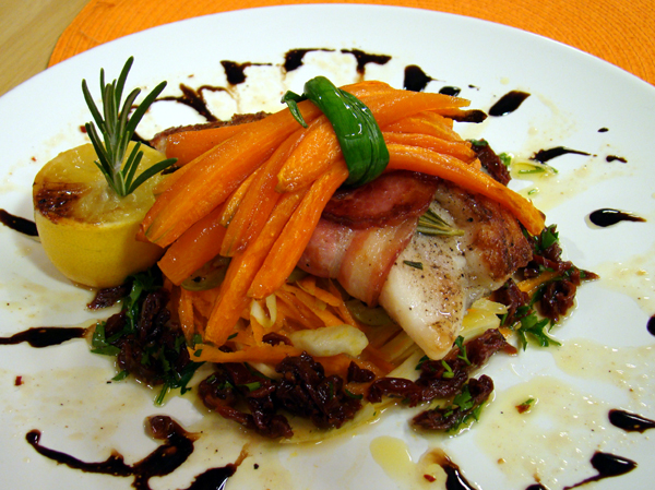 Рулца от риба и  бекон с печени моркови