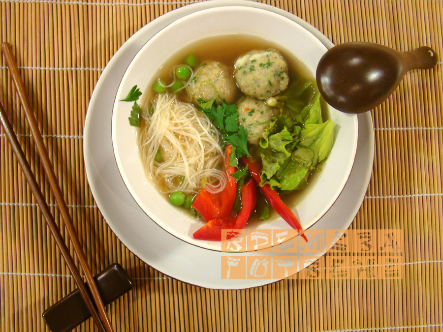 Азиатска супа от топчета с риба